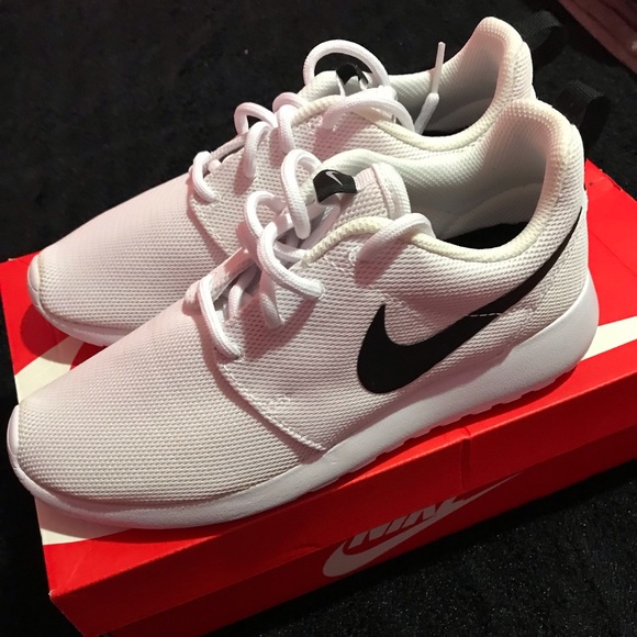 Nike Shoes - White nike roshe one